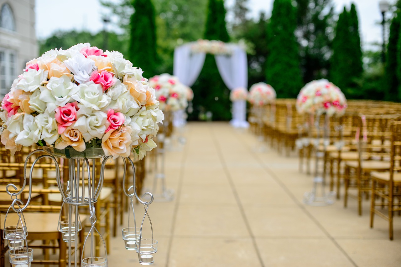 Décoration De Mariage Romantique. Extérieur Avec Tente Claire